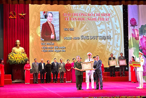 Chủ tịch nước Võ Văn Thưởng trao tặng Giải thưởng Hồ Chí Minh cho các tác giả