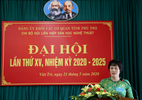 Đ/c Đỗ Thị Ngọc Ánh - UVBTV, Phó Bí thư Đảng ủy khối các cơ quan tỉnh phát biểu tại Đại hội - Ảnh: Nguyễn Tân