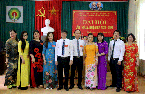 Đảng viên trong Chi bộ chụp ảnh lưu niệm - Ảnh: Nguyễn Tân