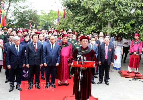 Đồng chí Bùi Văn Quang - Phó Bí thư Tỉnh ủy, Chủ tịch UBND tỉnh, Chủ lễ Giỗ Tổ Hùng Vương năm Nhâm Dần 2022 đọc diễn văn tưởng nhớ tri ân công đức các Vua Hùng