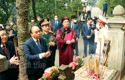 Chủ tịch nước Nguyễn Xuân Phúc cùng các đại biểu dâng hương tại Lăng Hùng Vương