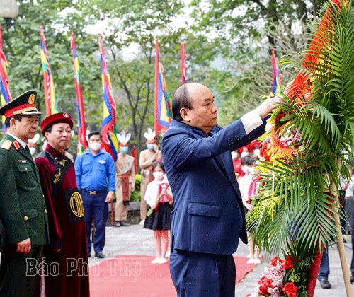Chủ tịch nước Nguyễn Xuân Phúc dâng hoa tại Bức phù điêu Bác Hồ nói chuyện với cán bộ, chiến sĩ Đại đoàn quân Tiên phong