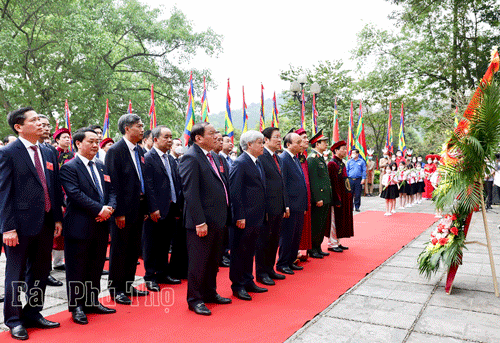 Các đại biểu dâng hoa tại Bức phù điêu Bác Hồ nói chuyện với cán bộ, chiến sĩ Đại đoàn quân Tiên phong