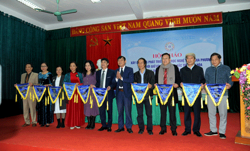 BTC trao cờ lưu niệm cho các đơn vị tham gia