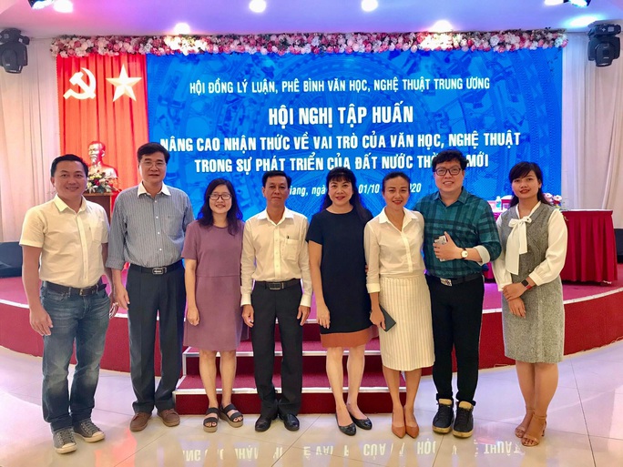 Nâng cao nhận thức về vai trò của văn học - nghệ thuật - Ảnh 1. Đoàn đại biểu TP HCM do ông Nguyễn Thọ Truyền - Phó trưởng Ban Tuyên giáo Thành ủy TP HCM (thứ 4 từ phải sang) - làm trưởng đoàn tham gia hội nghị.