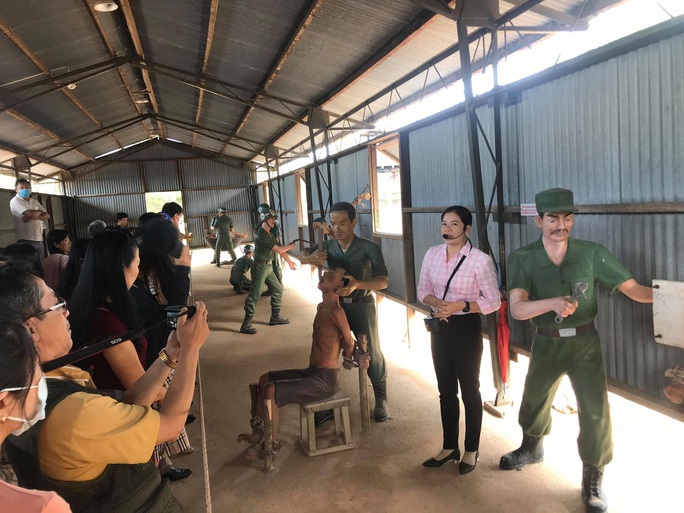 Nâng cao nhận thức về vai trò của văn học - nghệ thuật - Ảnh 2. Đoàn đại biểu, văn nghệ sĩ tham quan Nhà tù Phú Quốc trong đợt tập huấn tại Phú Quốc.