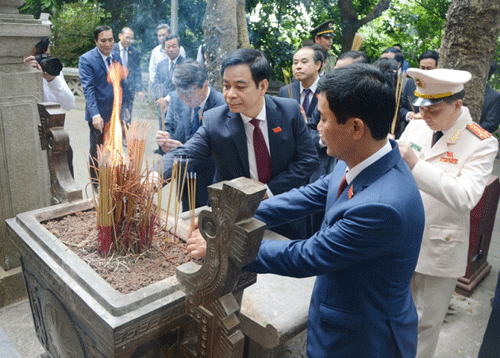 Các đại biểu thắp hương tại Lăng Hùng Vương