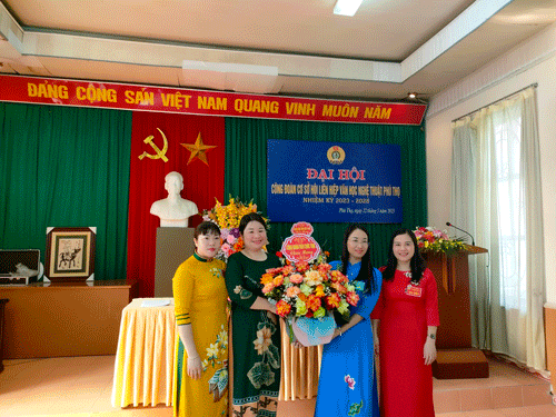 Đ/c Bùi Thị Thu Hương tặng hoa chúc mừng BCH khoá mới