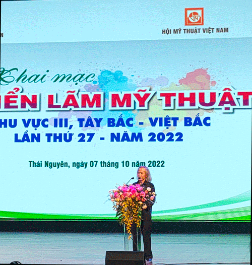 Hoạ sỹ Lương Xuân Thành - Chủ tịch Hội Mỹ thuật Việt Nam phát biểu khai mạc Triển lãm