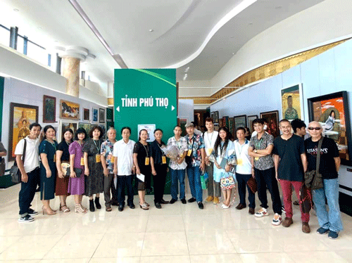 Đoàn hoạ sỹ Phú Thọ chụp ảnh tại khu vực trưng bày các tác phẩm của tỉnh Phú Thọ