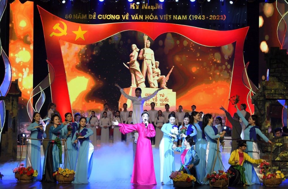Tiết mục nghệ thuật ca ngợi truyền thống anh hùng, bất khuất của quân dân Thủ đô tại Lễ kỷ niệm 80 năm Đề cương về văn hóa Việt Nam (1943-2023). Ảnh: NHẬT KHANG