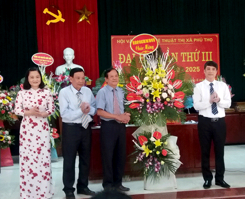 NS Cao Hồng Phương – Chủ tịch Hội LH VHNT Phú Thọ tặng hoa cho Đại hội.