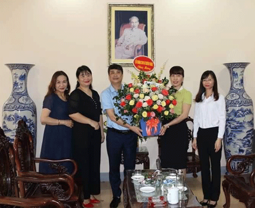 Đại diện lãnh đạo Sở TT&TT tặng hoa chúc mừng