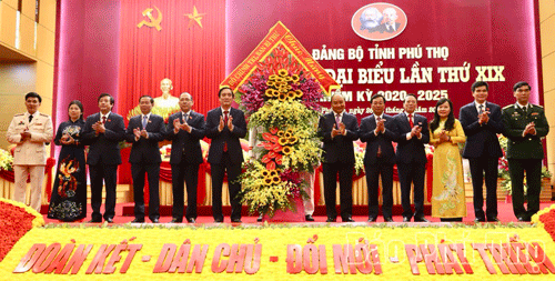 Đồng chí Nguyễn Xuân Phúc - Ủy viên Bộ Chính trị, Thủ tướng Chính phủ nước Cộng hòa XHCN Việt Nam tặng lẵng hoa chúc mừng Đại hội