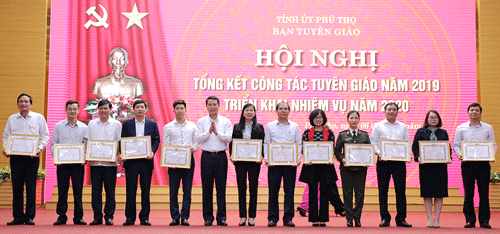Đ/c Bùi Đình Thi - Ủy viên BTV  Tỉnh ủy, Trưởng Ban Tuyên giáo Tỉnh ủy trao Giấy khen cho các tập thể có thành tính xuất sắc trong năm 2019