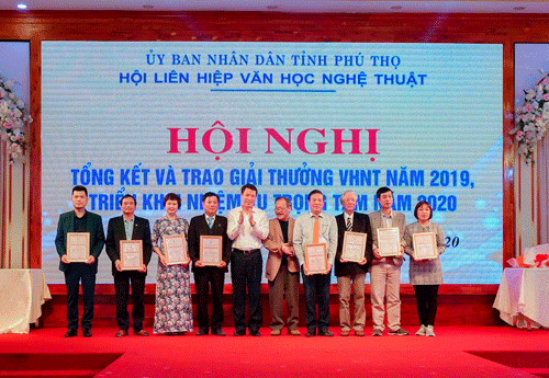 Nhạc sỹ Nông Quốc Bình -   Phó Chủ tịch UBTQ Liên hiệp các Hội VHNT Việt Nam, Chủ tịch Hội VHNT các Dân tộc thiểu số Việt Nam; Đ/c Bùi Đình Thi - UVBTV Tỉnh ủy, Trưởng Ban Tuyên giáo tỉnh Phú Thọ trao giải A cho các tác giả đạt giải