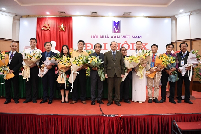 Nhà thơ Hữu Thỉnh, Chủ tịch Hội Nhà văn Việt Nam khóa IX chúc mừng Ban chấp hành Hội Nhà văn Việt Nam khóa X