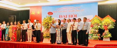 Nhà văn Tùng Điển - Phó chủ tịch TT Ủy ban Toàn quốc Liên hiệp các Hội Văn học nghệ thuật Việt Nam chụp ảnh lưu niệm với các đại biểu dự đại hội