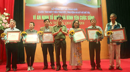 Nhà văn Tống Ngọc Hân (đứng thứ 2 từ trái sang) nhận giải Khuyến Khích  tại lễ trao giải.