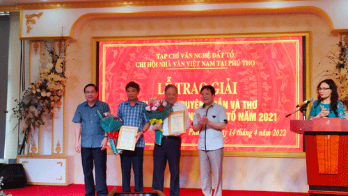 Đồng chí Hồ Đình Lưỡng và NSND Vương Duy Biên trao giải A cho các tác giả đạt giải