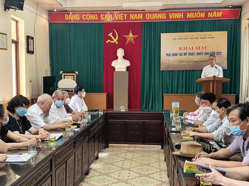 Nghệ sỹ Nhiếp ảnh Nguyễn Vũ Hậu – Chi hội Trưởng Chi hội Nhiếp ảnh phát biểu tại khai mạc trại